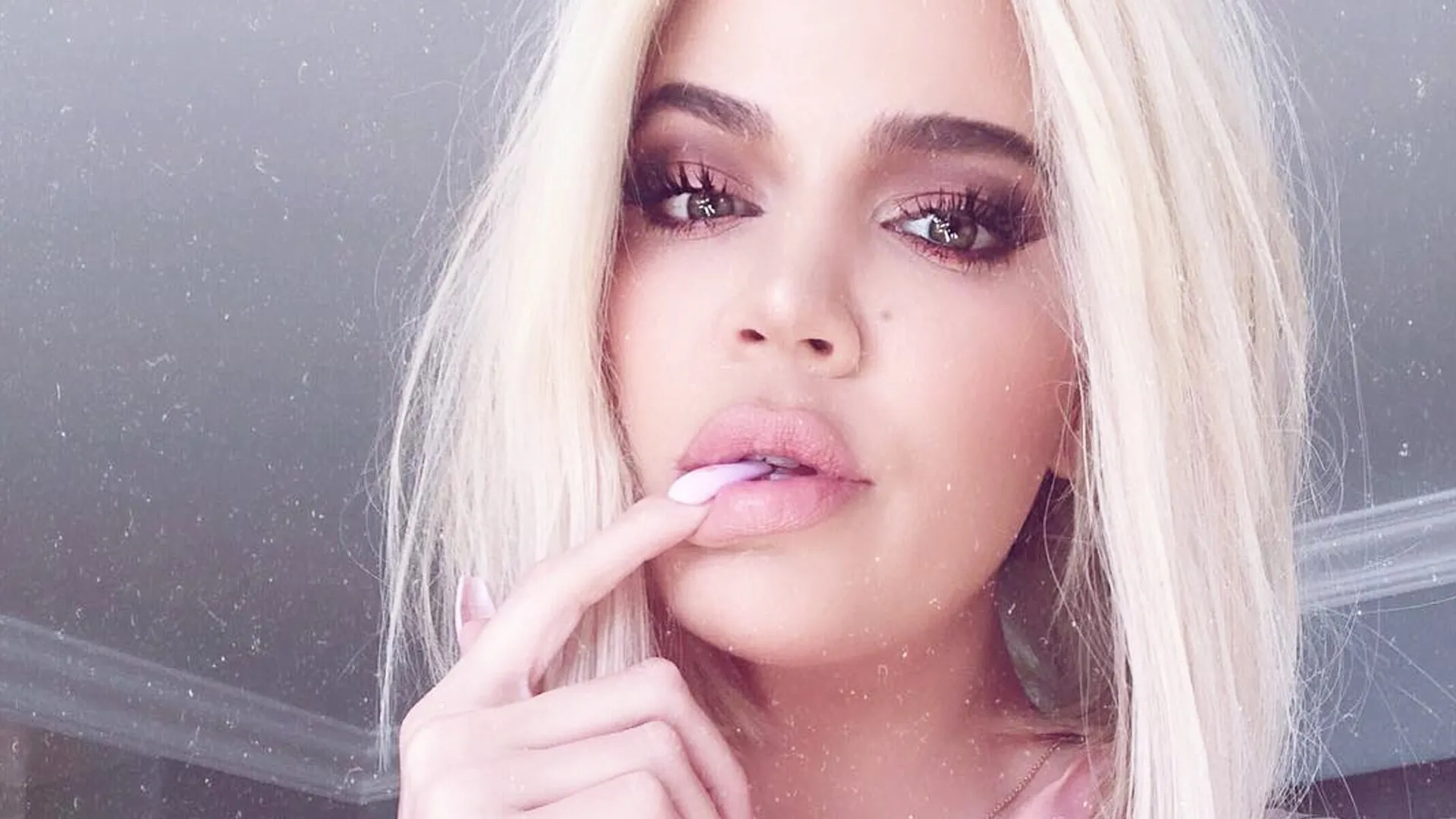 24798 khloe kardashian instagram teeth