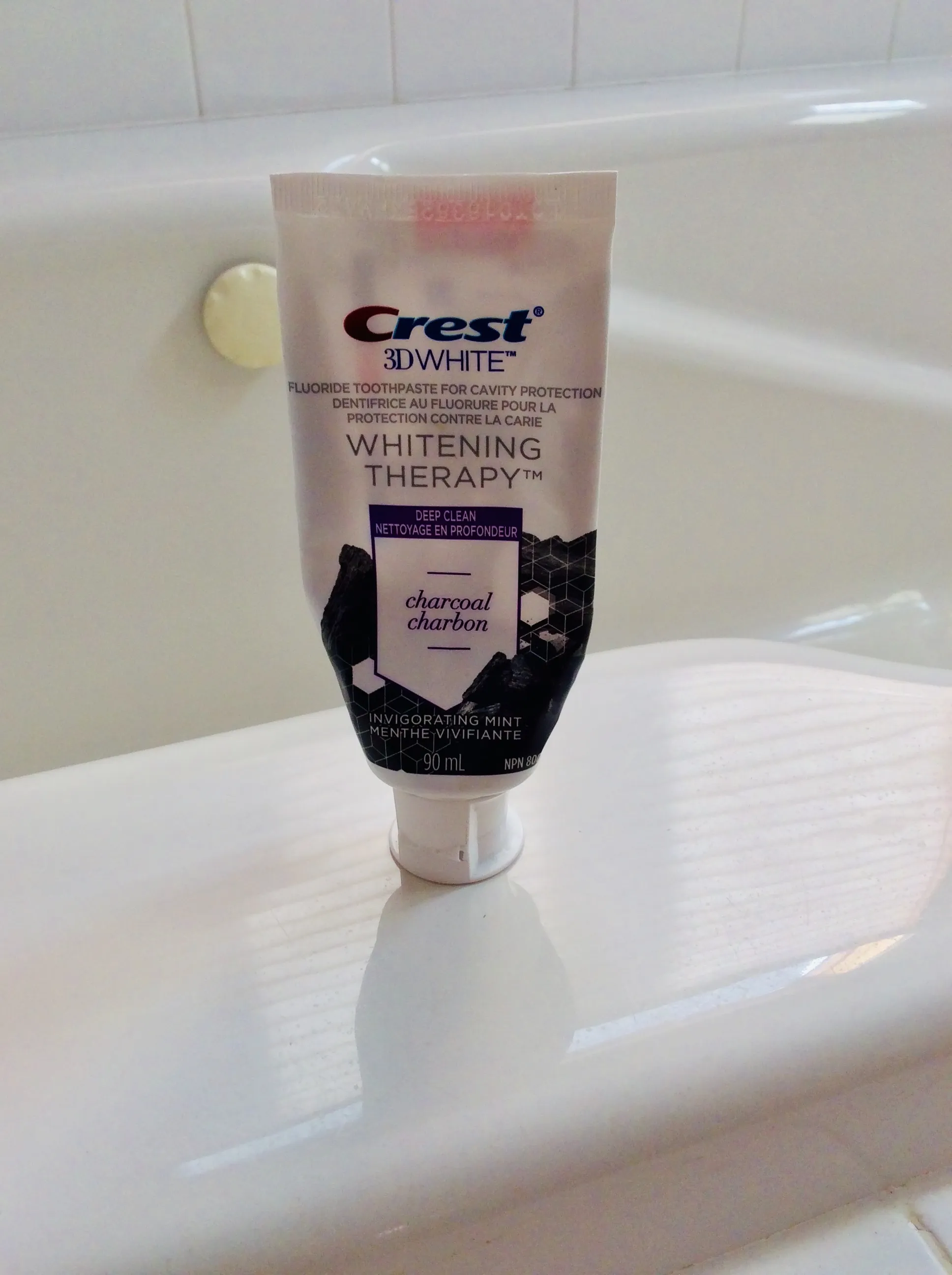 /img/24844-crest-3d-whitening-charcoal-before-after.webp