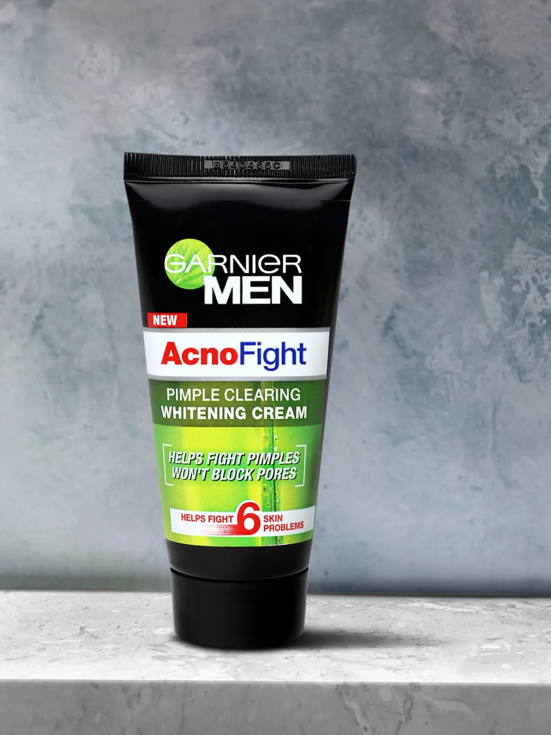 /img/24850-garnier-acno-fight-cream-application.webp