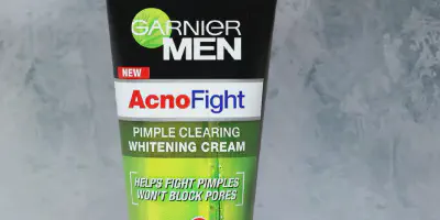 /img/24850-garnier-acno-fight-cream-application.webp