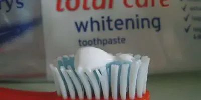 /img/24916-teeth-whitening-diet.webp