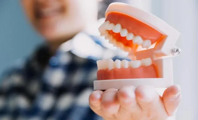 /img/24925-teeth-whitening-smiling.webp